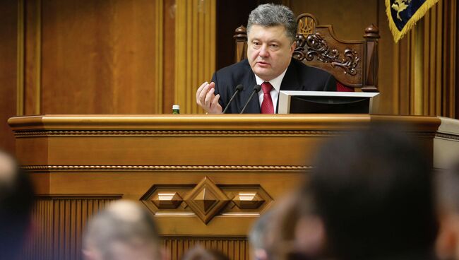 Президент Украины Петр Порошенко выступает в парламенте. Архивное фото