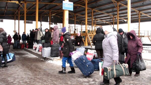 Украинцы с огромными сумками стояли в очереди на границе РФ