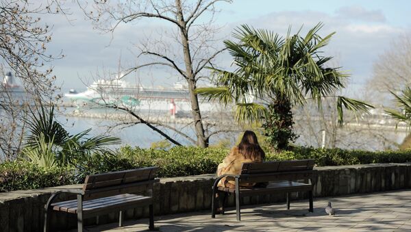 Девушка наблюдает за кораблями в порту Сочи