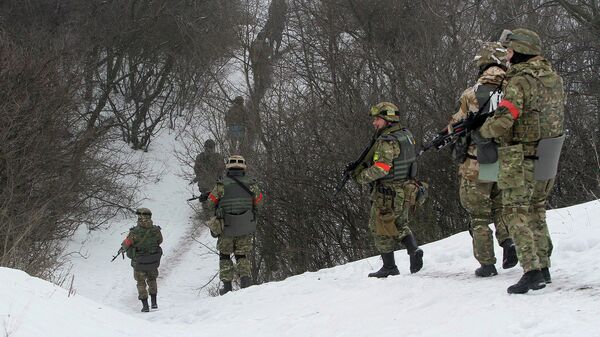 Бойцы батальона Донбасс на патрулировании. Архивное фото