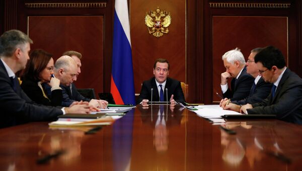 Премьер-министр РФ Д.Медведев провел совещание по социально-экономическому развитию РФ на 2015 г.