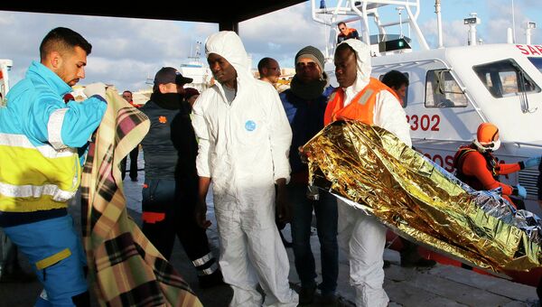 Незаконные мигранты спасенные с потерпевшего крушение плавучего средства у берегов Италии