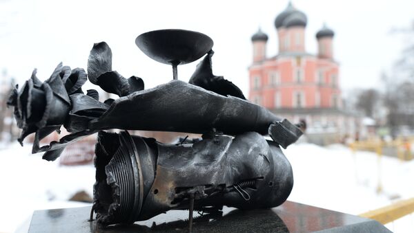 Скульптурная композиция  из осколков минометных снарядов в память о погибшем репортере МИА Россия сегодня Андрее Стенине.