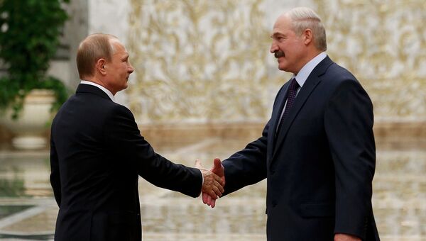 Президент России Владимир Путин и президент Белоруссии Александр Лукашенко во время встречи во Дворце независимости в Минске