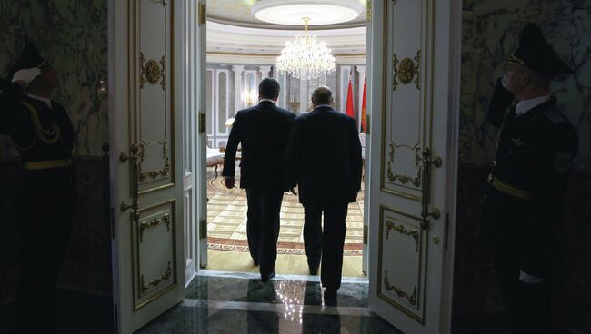 Президент Белоруссии Александр Лукашенко и президент Украины Петр Порошенко  во время встречи во Дворце независимости в Минске