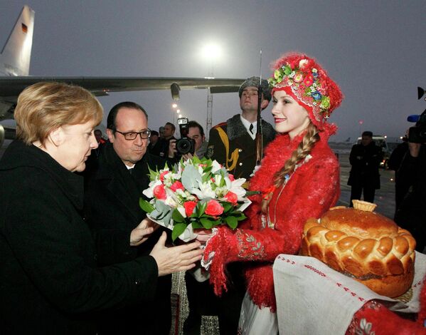Канцлер Германии Ангела Меркель и президент Франции Франсуа Олланд в аэропорту Минска