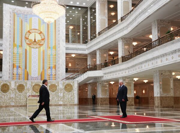 Президент Белоруссии Александр Лукашенко и президент Украины Петр Порошенко во время встречи во Дворце независимости в Минске