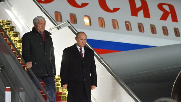 Президент России Владимир Путин (справа) в аэропорту Минска