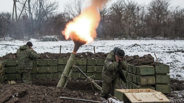 Бойцы ополчения ДНР ведут огонь из миномета возле деревни Санжаровка, Донецкая область