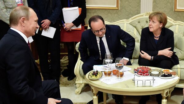 Президент России Владимир Путин, федеральный канцлер Германии Ангела Меркель и президент Франции Франсуа Олланд (справа). Архивное фото