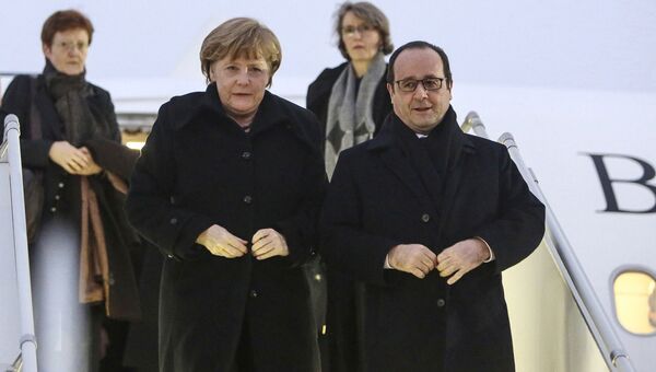 Канцлер Германии Ангела Меркель и президент Франции Франсуа Олланд в аэропорту Минска. Архивное фото