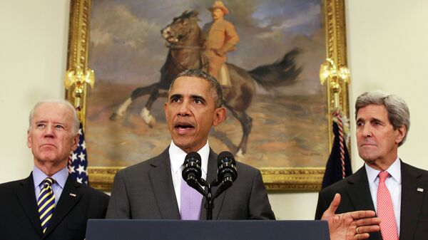 Президент США Барак Обама, вице-президент Джо Байден и госсекретарь Джон Керри во время брифинга в Белом доме
