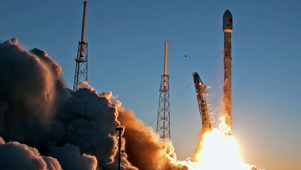 Запуск беспилотной ракеты Falcon 9 на мысе Канаверал