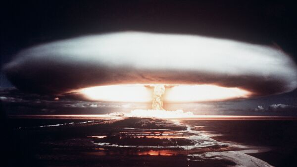 Испытания ядерного оружия на атолле Муророа в 1971 году. Архивное фото