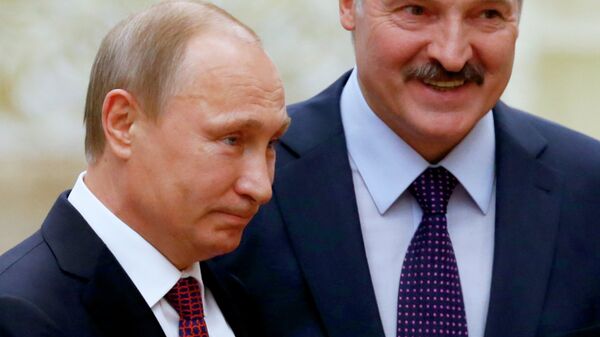 Президент России Владимир Путин и президент Белоруссии Александр Лукашенко во Дворце независимости в Минске. Архивное фото.