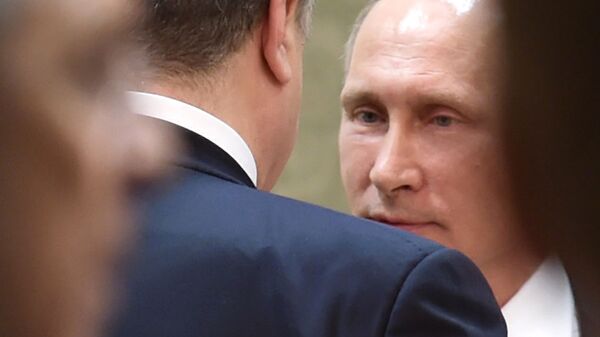 Президент России Владимир Путин и президент Украины Петр Порошенко беседуют во Дворце независимости в Минске