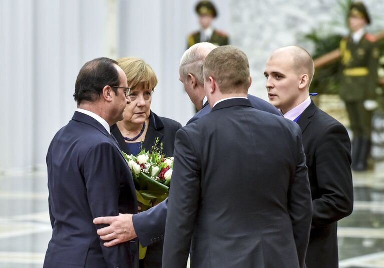 Президент Франции Франсуа Олланд, канцлер Германии Ангела Меркель и президент Белоруссии Александр Лукашенко во Дворце независимости в Минске