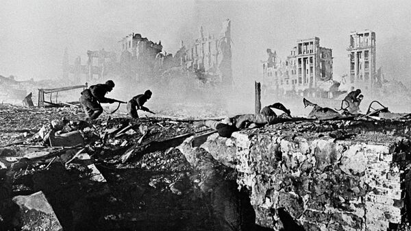 Советские солдаты штурмуют дом в Сталинграде