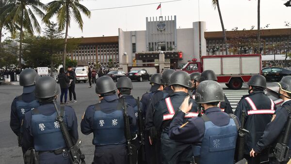 Тайваньский спецназ перед тюрьмой в городе Гаосюн на юге Тайваня. 11 февраля 2015