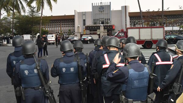 Тайваньский спецназ перед тюрьмой в городе Гаосюн на юге Тайваня. 11 февраля 2015
