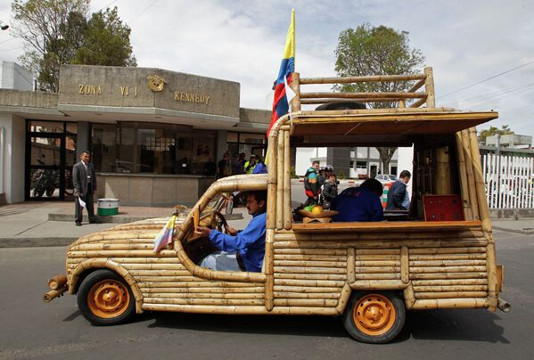 Бамбуковый автомобиль на одной из улиц Боготы