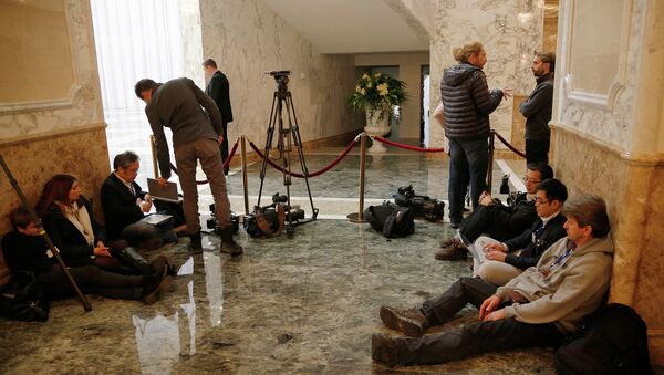 Журналисты ждут возле дверей за которыми проходят переговоры в Минске. Архивное фото