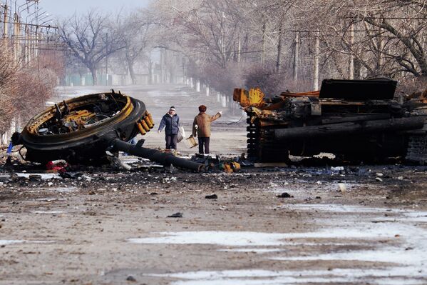 Жители Углегорска рядом со сгоревшим танком украинской армии