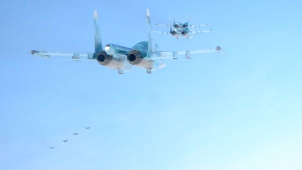 Истребитель-бомбардировщик Су-34 в небе над Ростовской областью. Кадры учений