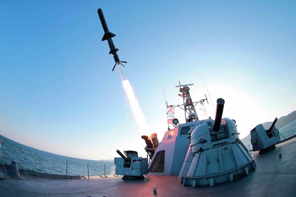 Тестовый запуск ракеты с военного корабля армии Северной Кореи