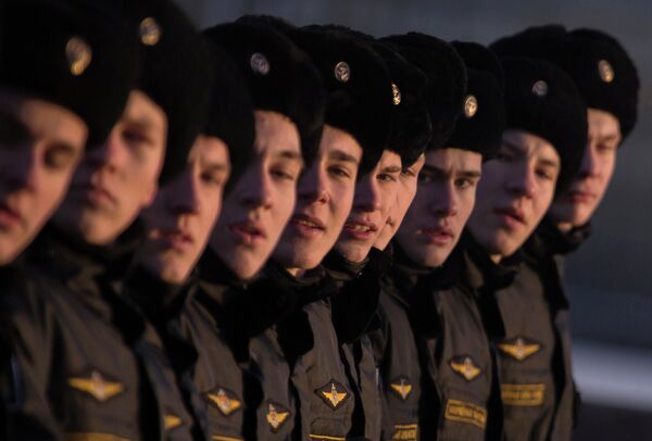 Курсанты военно-морского флота во время репетиции парада в Санкт-Петербурге