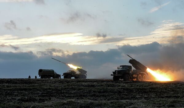Украинские силовики ведут обстрел из реактивной системы Град недалеко от Дебальцево