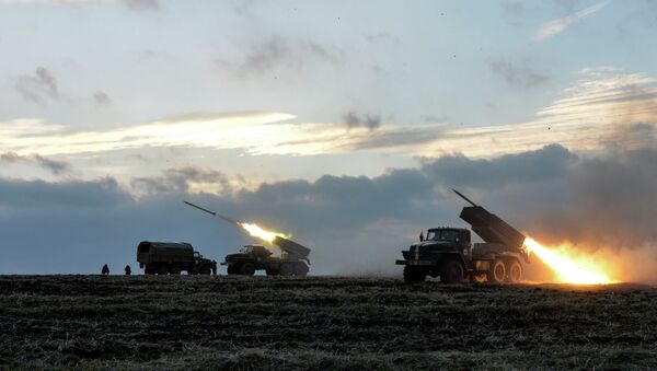 Украинские силовики ведут обстрел из реактивной системы Град недалеко от Дебальцево