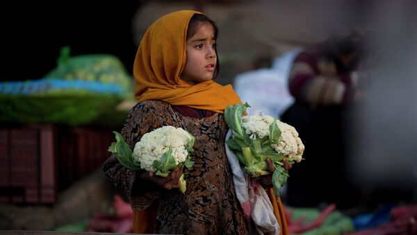 Пакистанская девочка продает капусту на рынке в Исламабаде. Архивное фото