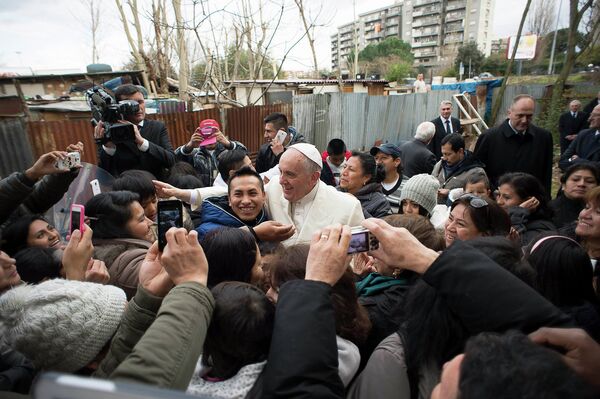 Папа римский Франциск посетил трущобы на окраине Рима. Италия, 8 февраля 2011