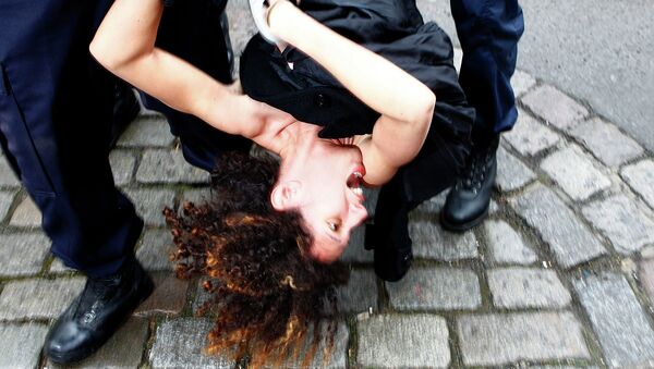 Полиция задерживает активистку Femen, архивное фото