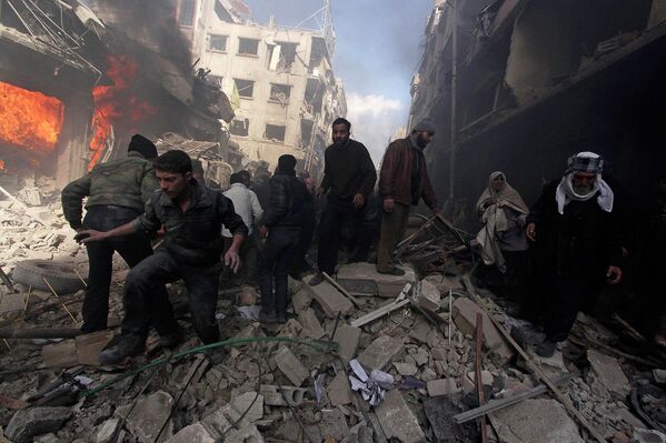 Жители Дамаска на улице города после авиаударов. 9 февраля 2015