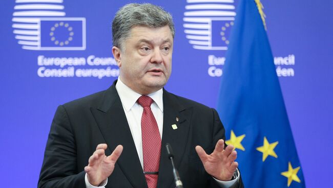 Президент Украины Петр Порошенко выступает на саммите ЕС в Брюсселе. Архивное фото