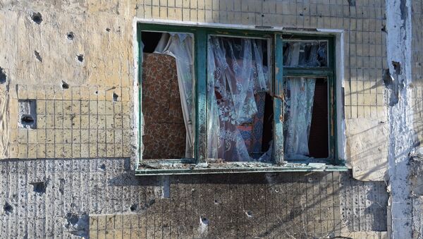 Стена здания в Донецке после обстрела города украинской армией. Архивное фото
