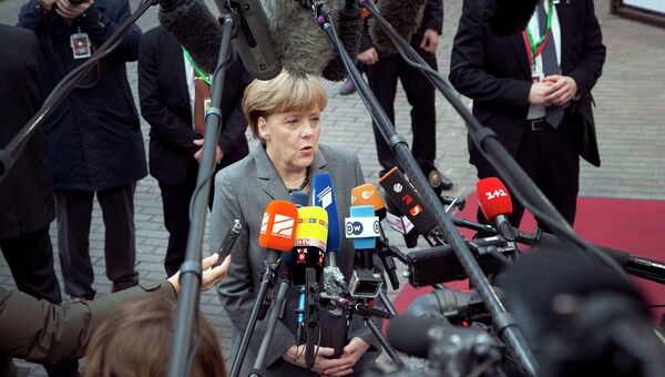 Канцлер Германии Ангела Меркель общается с журналистами перед саммитом ЕС в Брюсселе. Архивное фото