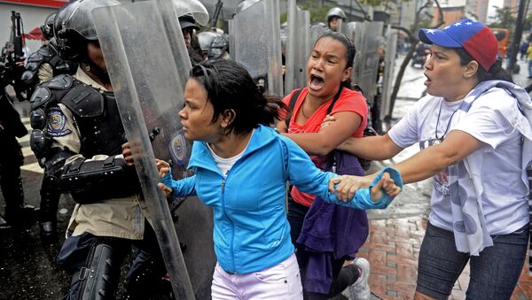 Массовые уличные акции оппозиции, приуроченные к годовщине начала протестов против президента Николаса Мадуро, в столице Венесуэлы Каракасе. 12 февраля 2015