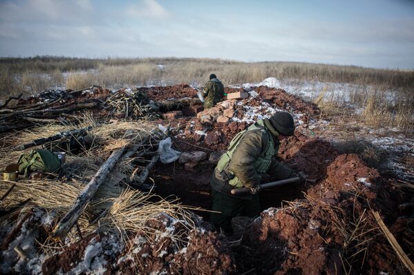 Ополченцы копают окопы на боевых позициях вблизи поселка Малая Горловка в Донецкой области