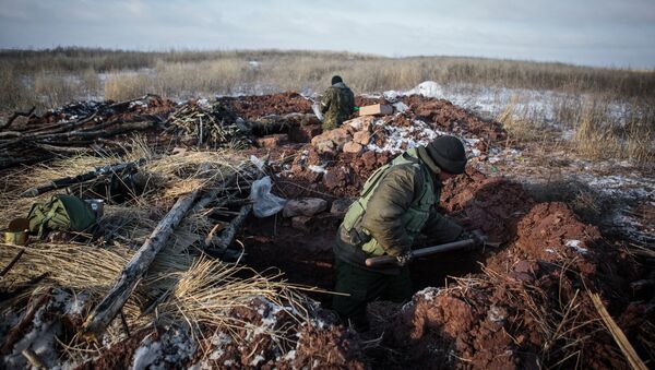 Ополченцы копают окопы на боевых позициях в Донецкой области. Архивное фото