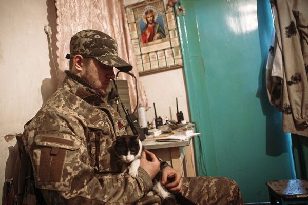 Ополченец в расположении подразделения в Донецкой области