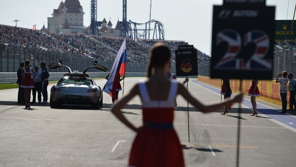Перед началом гонки на российском этапе чемпионата мира по кольцевым автогонкам в классе Формула-1