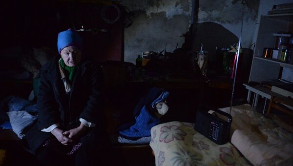Женщина укрывается от обстрела города украинской армией в подвале школы № 42 в Донецке. Архивное фото