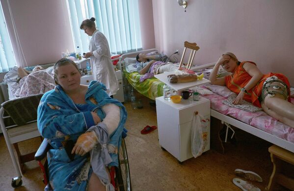 Пострадавшие от обстрелов в больнице Донецка