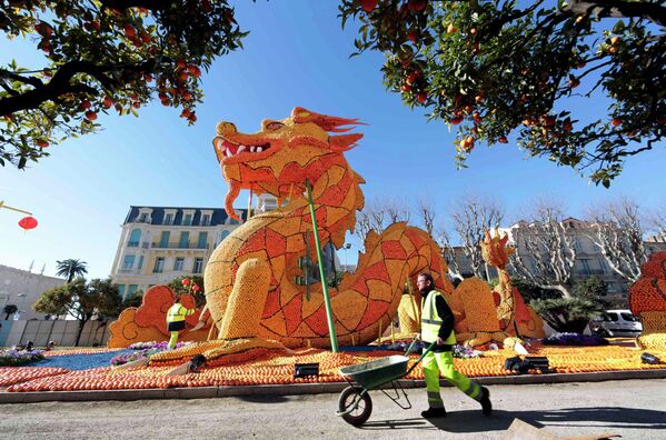 Фигура дракона из лимонов и апельсинов на фестивале лимонов в городе Ментон во Франции
