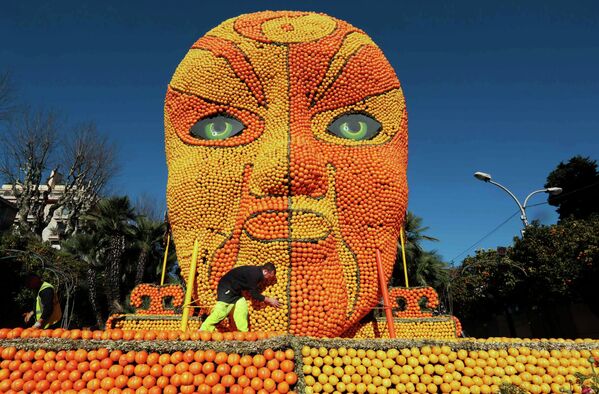 Фигура в виде маски пекинской оперы из лимонов и апельсинов