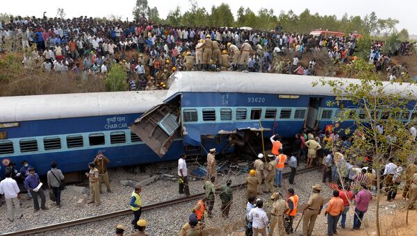 Несколько вагонов пассажирского поезда сошли с рельсов на юге Индии