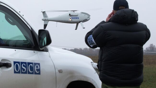 Сотрудники ОБСЕ следят за пуском дрона. Архивное фото
